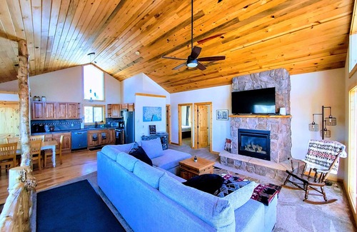 Indian Mountain Cabina | Cabin in the Clouds, A Colorado Mountain Retreat Cozy, Beautiful Views