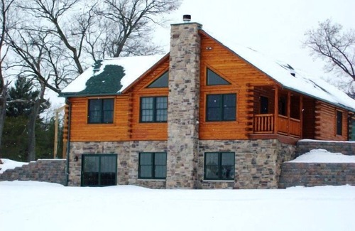 Wisconsin Dells Cabina | Cabaña en medio de 72 acres ~ estanque de natación privado ~ agradable todo el año