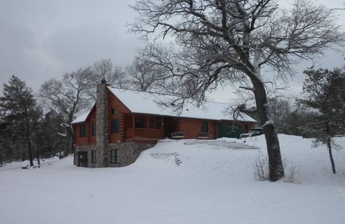Wisconsin Dells Cabina | Cabaña en medio de 72 acres ~ estanque de natación privado ~ agradable todo el año