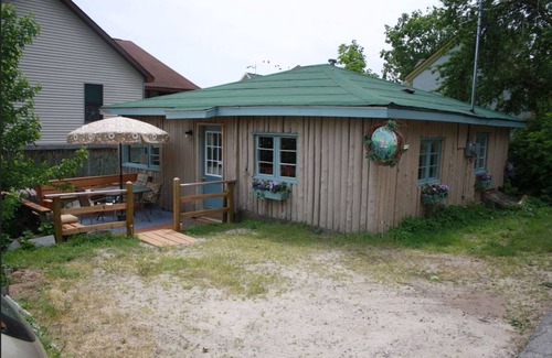 Suttons Bay Cabina | Cabin in the Village