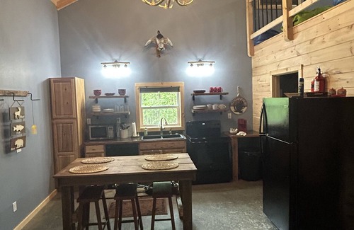 Goodson Cabina | Cabin in the Woods Near Bennett Springs and Pomme de Terre