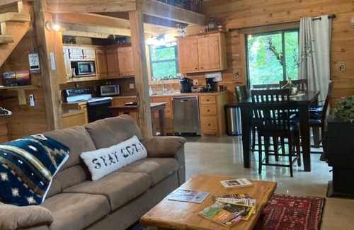 Kansas Cabina | CABIN IN THE WOODS - Quiet, secluded yet close to activities!