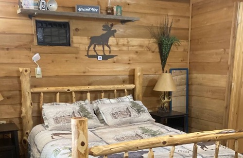 Kansas Cabina | CABIN IN THE WOODS - Quiet, secluded yet close to activities!
