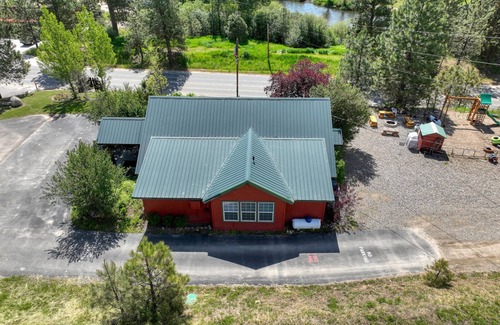 Crouch Casa | Cabin in town