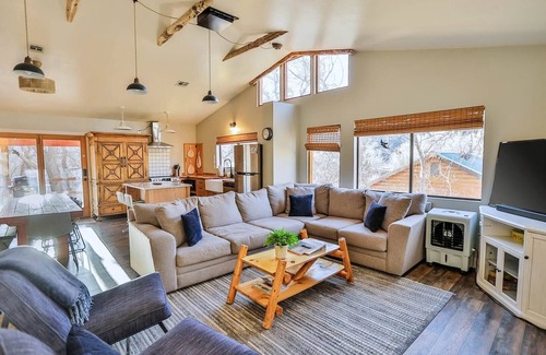 Glendale Cabina | Cabin located near Zion and Bryce! Southern Utah Stargazing Dream! Hot Tub!