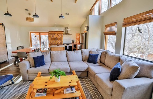 Glendale Cabina | Cabin located near Zion and Bryce! Southern Utah Stargazing Dream! Hot Tub!