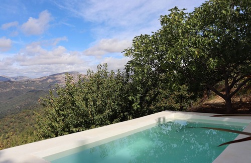 Jubrique Cabina | Cabaña 'Mirlo Blanco' con vistas a la montaña, piscina compartida y terraza privada