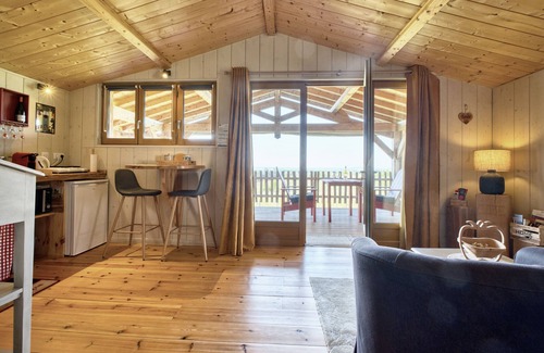 Monbazillac Cabina | Cabaña 'Muscadelle' con piscina compartida, Wi-Fi y aire acondicionado