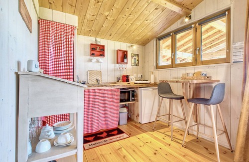 Monbazillac Cabina | Cabaña 'Muscadelle' con piscina compartida, Wi-Fi y aire acondicionado
