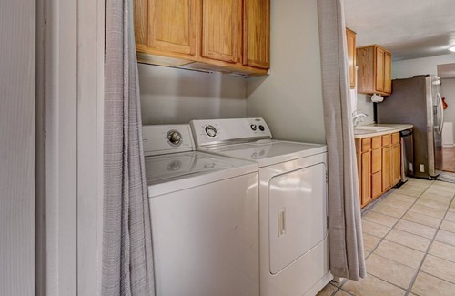 Norman Cabina | Cabin near Norman with Hot Tub & Pool