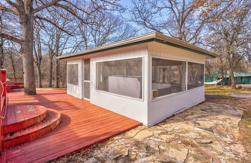 Norman Cabina | Cabin near Norman with Hot Tub & Pool