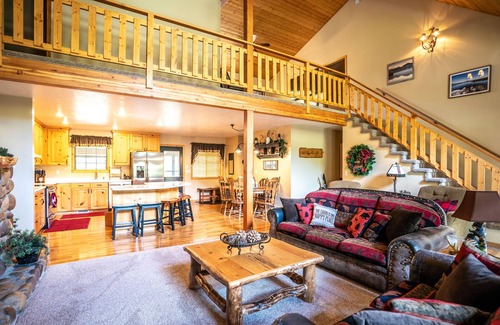 Kamas Cabina | Cabin Near Park City & Mirror Lake -Sleeps 15-Hot Tub-Arcade-Putting Green