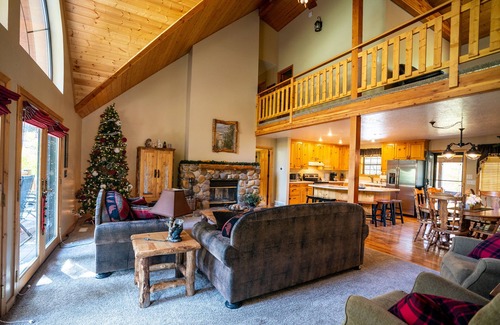 Kamas Cabina | Cabin Near Park City & Mirror Lake -Sleeps 15-Hot Tub-Arcade-Putting Green