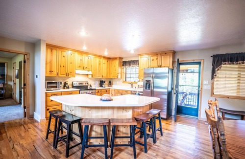 Kamas Cabina | Cabin Near Park City & Mirror Lake -Sleeps 15-Hot Tub-Arcade-Putting Green