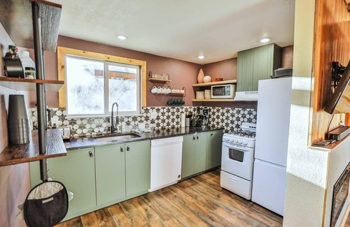 Glendale Cabina | Cabin near Zion & Bryce w/ Hot Tub & EV charger. Fantastic Stargazing, Sleeps 6