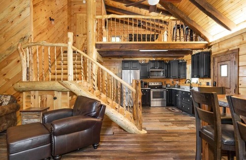 Slade Cabina | Cabin of Freedom Falls-hot tub-waterfall