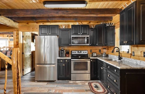 Slade Cabina | Cabin of Freedom Falls-hot tub-waterfall