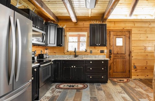 Slade Cabina | Cabin of Freedom Falls-hot tub-waterfall