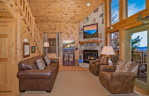 Wears Valley Casa | Cabin Of Many Colors, Hot Tub, Mtn Views, Cozy Cabin Retreat in the Smokies Comfort & Fun for All!
