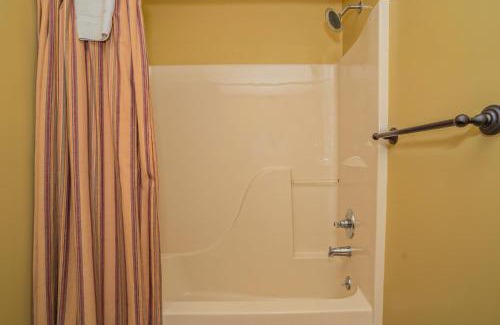 Wears Valley Casa | Cabin Of Many Colors, Hot Tub, Mtn Views, Cozy Cabin Retreat in the Smokies Comfort & Fun for All!
