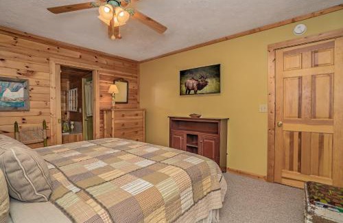 Wears Valley Casa | Cabin Of Many Colors, Hot Tub, Mtn Views, Cozy Cabin Retreat in the Smokies Comfort & Fun for All!