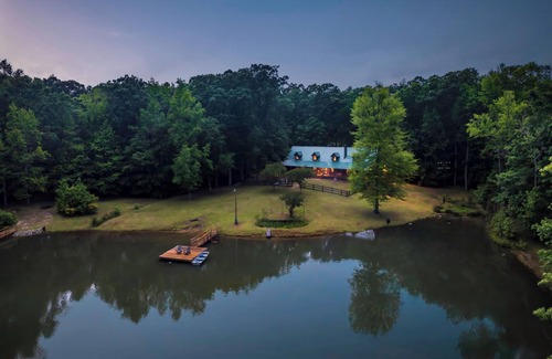 McDonough Cabina | Cabin on 35 acres w/private lake for fishing, fenced yard, hot tub, pool table