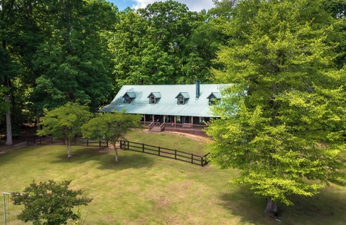 McDonough Cabina | Cabin on 35 acres w/private lake for fishing, fenced yard, hot tub, pool table