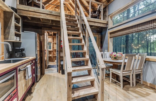 Van Zandt County Cabina | Cabin on 7 Acres with a Pond! In charming Ben Wheeler. Near-Canton-Tyler