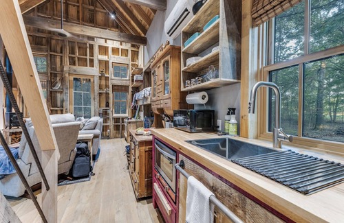 Van Zandt County Cabina | Cabin on 7 Acres with a Pond! In charming Ben Wheeler. Near-Canton-Tyler