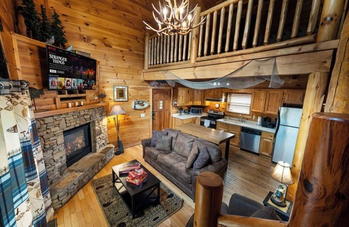 Sevierville Cabina | Cabin on a river/Prime Location/Hot-tub/Pet-friendly/Easy flat access & roads!