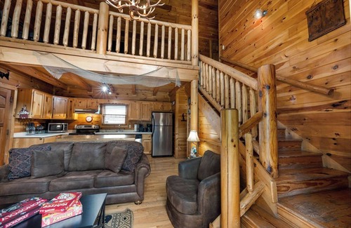 Sevierville Cabina | Cabin on a river/Prime Location/Hot-tub/Pet-friendly/Easy flat access & roads!