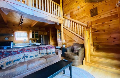 Sevierville Cabina | Cabin on a river/Prime Location/Hot-tub/Pet-friendly/Easy flat access & roads!