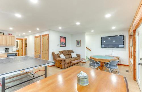 Rogers Casa | Cabin on Beaver Lake with Views and Furnished Deck!