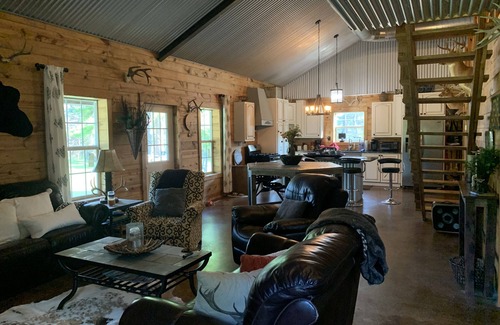 Stringtown Cabina | Cabin on Blackberry Hill near McGee Creek