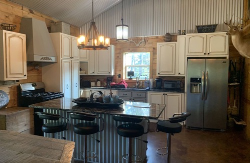 Stringtown Cabina | Cabin on Blackberry Hill near McGee Creek