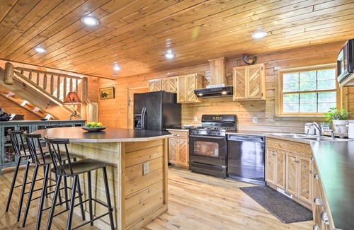 Coral Cabina | Cabin on Lake w/ 63 Acres & Trails + Guest House!