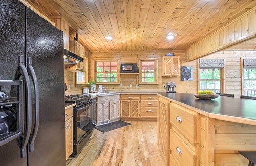 Coral Cabina | Cabin on Lake w/ 63 Acres & Trails + Guest House!