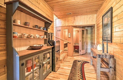 Coral Cabina | Cabin on Lake w/ 63 Acres & Trails + Guest House!