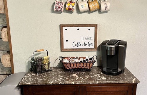 Burnsville Cabina | Cabin on Main- Cozy Downtown Burnsville!