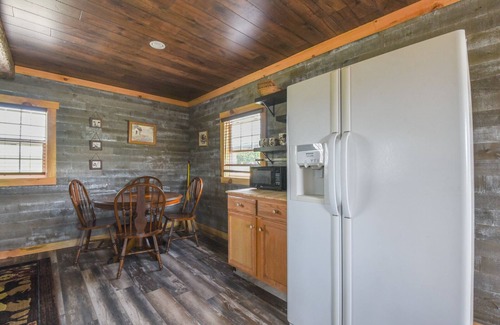 Flat Rock Cabina | Cabin on Mountain Farm with farm animals