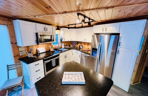 Boone Cabaña | Cabin on the New River with large deck to enjoy!
