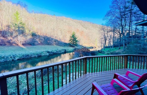 Boone Cabaña | Cabin on the New River with large deck to enjoy!