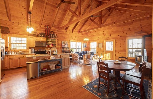 Hendersonville Casa | Cabin on the Rocks- Log Home | 2 Bed, 2 Bath