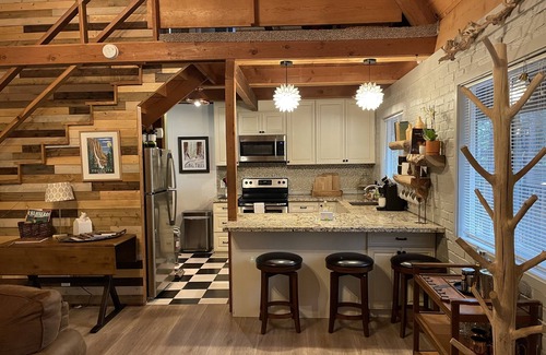 Dorrington Cabina | Cabin on the Roost~Pet friendly~A-frame cabin