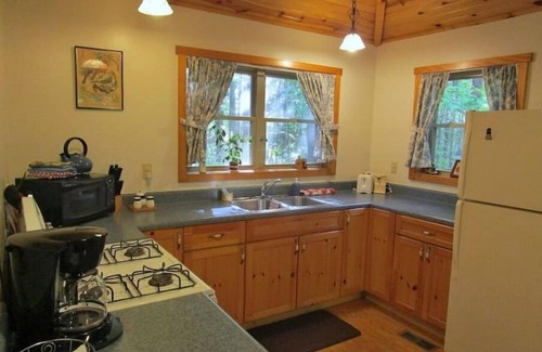 South Bloomingville Cabina | Cabin on wooded ridge, stair-free, 2 bedrm, child & pet friendly,AirBB Superhost