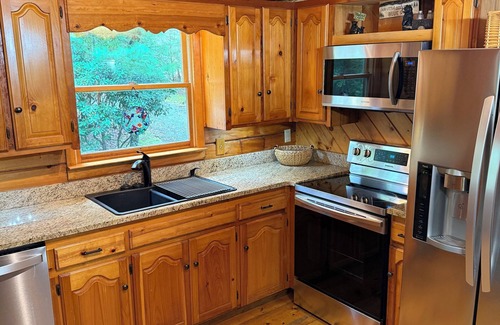 Raccoon Ridge Cabina | Cabin perfectly located for exploring all that Blue Ridge has to offer