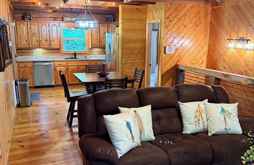 Raccoon Ridge Cabina | Cabin perfectly located for exploring all that Blue Ridge has to offer