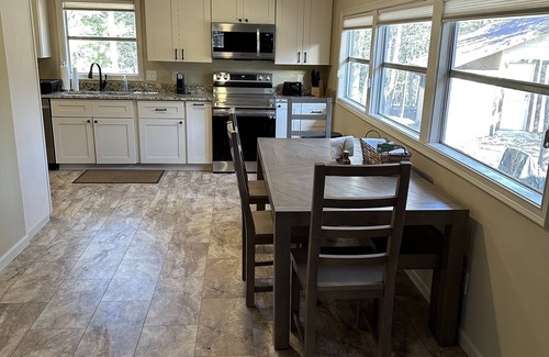 Elizabeth Cabina | Cabin Rental - Lake Norfork - Mountain Home, Arkansas - 3 minute walk to lake!