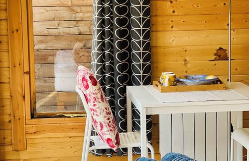Bradford-on-Avon Cabina | Cabin Retreat Close to town centre and train station, 12 min train to Bath.