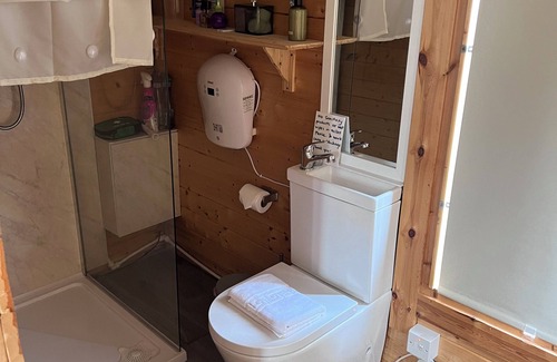 Bradford-on-Avon Cabina | Cabin Retreat Close to town centre and train station, 12 min train to Bath.